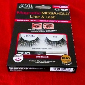 Magnetic eyelash set with liner.